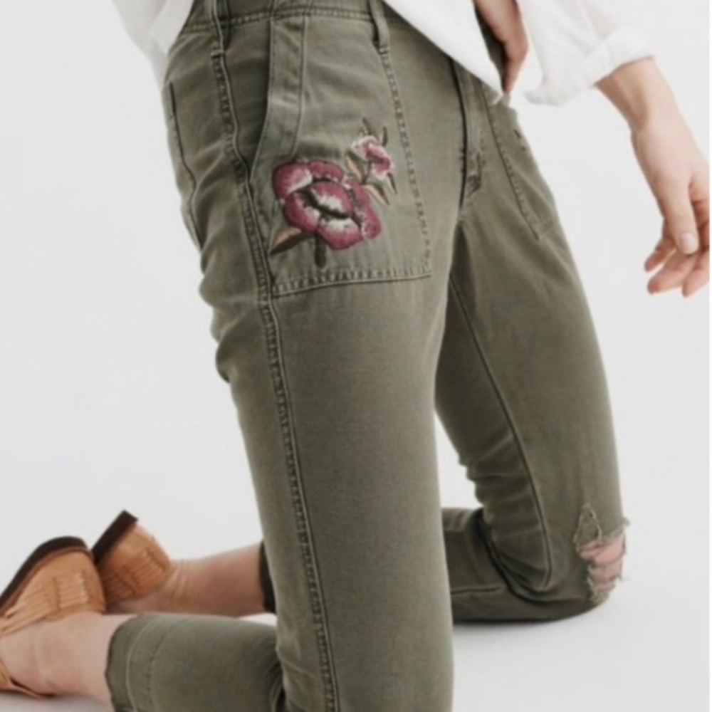 Abercrombie & Fitch Floral Embroidered Distressed Cargo Pant 00